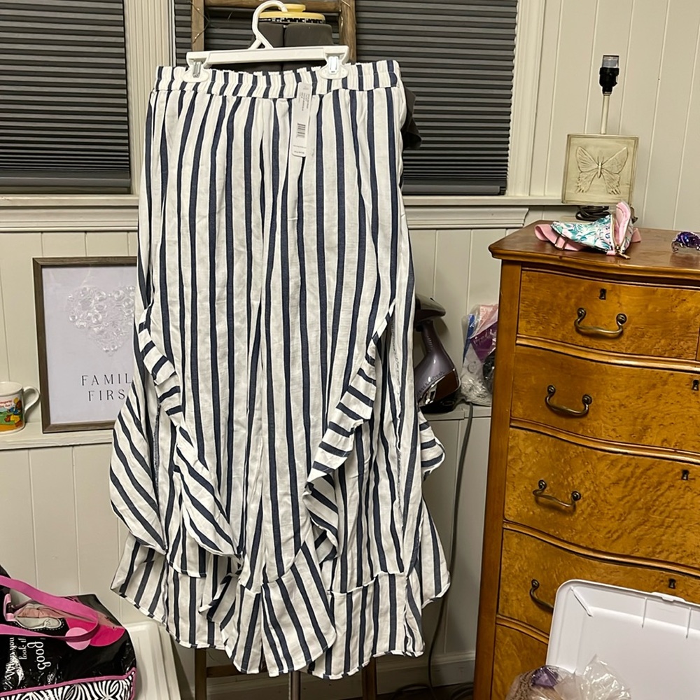 NWT August Silk Women’s Size Medium white & blue striped “pants skirt”
